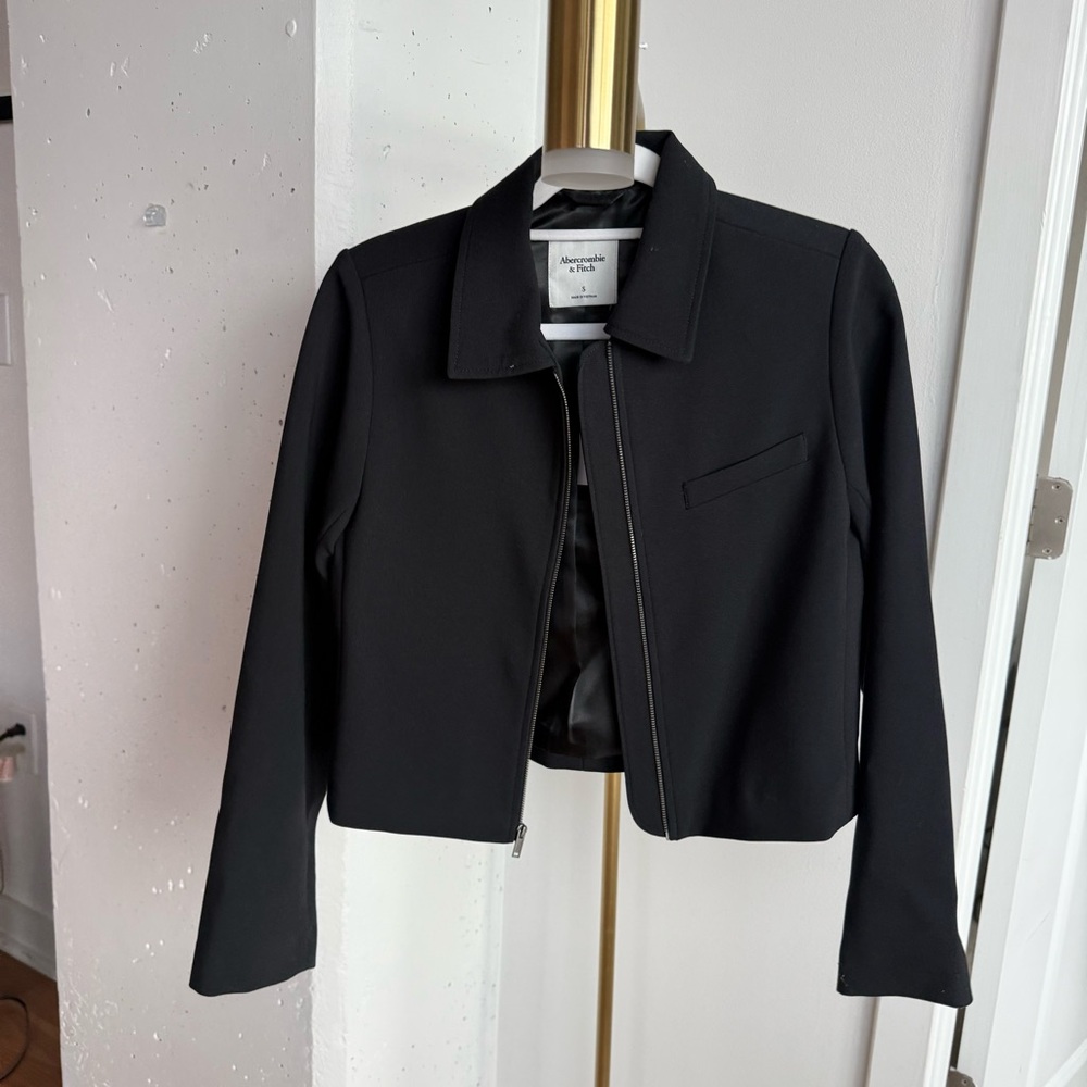 Abercrombie & Fitch Black Cropped Women's Blazer